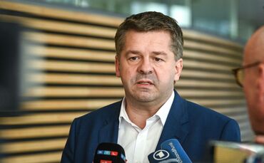 Sven Schulze spricht nach CDU-Fraktionsversammlung vor der Presse