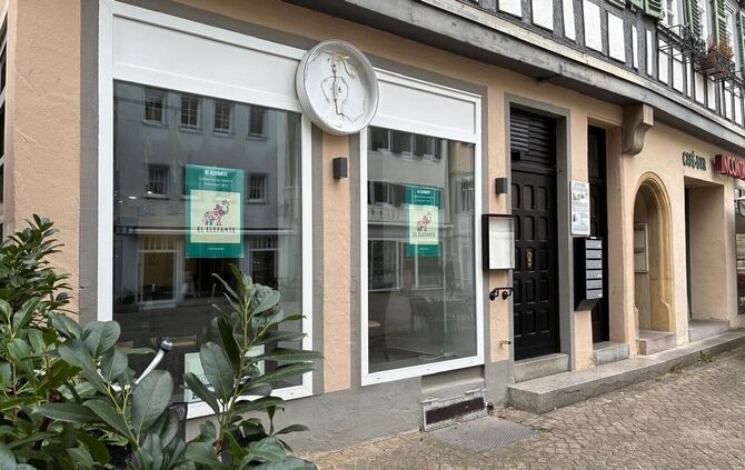 Nur das kleine Plakat am Fenster weist auf das hin, was bald eröffnen wird: "El Elefante".