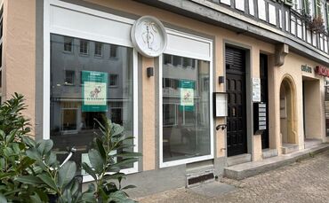 Nur das kleine Plakat am Fenster weist auf das hin, was bald eröffnen wird: "El Elefante".