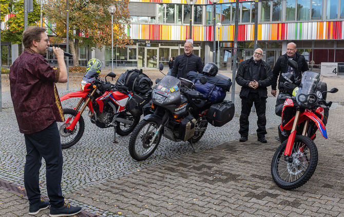 Schulleiter Manuel Ilg verabschiedete seinen Vorgänger Hans Jürgen Bucher, Hans-Jochen layer und Uwe Ziekur (von links).