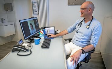 Stephan Schönfeld lädt Redakteurin Daniela Wahl dazu ein, eine Videosprechstunde auszuprobieren.