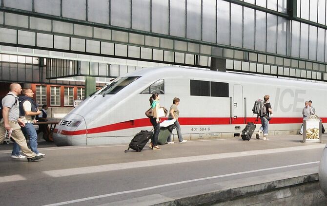 Ein ICE im Bahnhof Stuttgart.