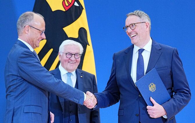 Ernennungsurkunde für Arbeitsminister Schweitzer