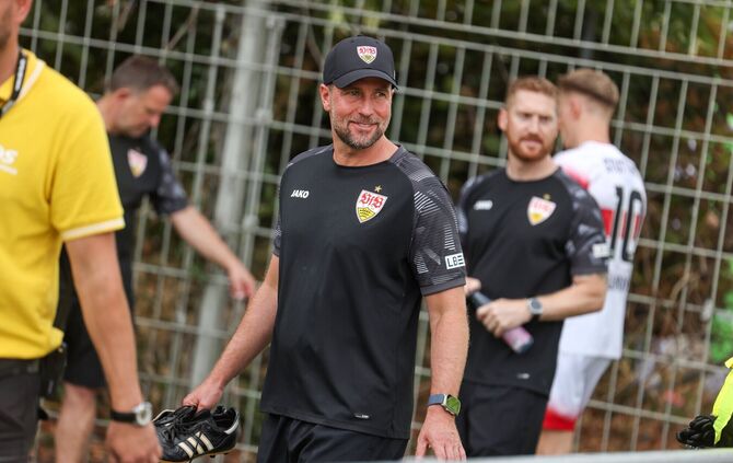 Trainer Sebastian Hoeneß und der VfB Stuttgart bereiten sich auf das CL-Auswärtsspiel gegen Slovan Bratislava vor.
