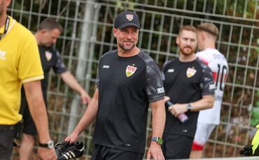 Trainer Sebastian Hoeneß und der VfB Stuttgart bereiten sich auf das CL-Auswärtsspiel gegen Slovan Bratislava vor.