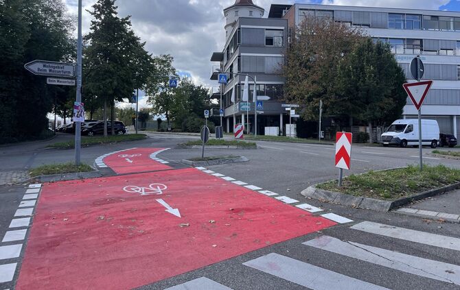 Rot strahlend: der neu aufgemalte Teil des Radwegs auf der Stuttgarter Straße.