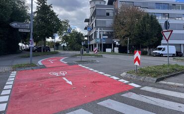 Rot strahlend: der neu aufgemalte Teil des Radwegs auf der Stuttgarter Straße.