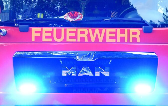 Die Feuerwehr hatte das Feuer in dem Mehrfamilienhaus schnell unter Kontrolle. (Symbolbild)