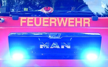 Die Feuerwehr hatte das Feuer in dem Mehrfamilienhaus schnell unter Kontrolle. (Symbolbild)