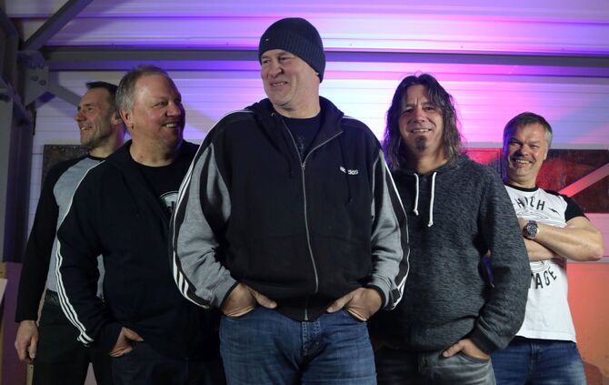 Die Musiker der Band Rock44 spielen in der Auerbachhalle.