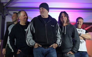 Die Musiker der Band Rock44 spielen in der Auerbachhalle.