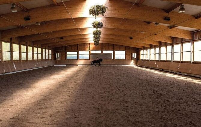 In der Halle der Reitgemeinschaft Hegnach-Oeffingen e.V. dürfen sich die Besucher bald auf spannenden Reitsport freuen.