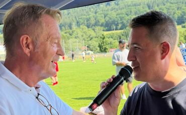 Karlheinz Förster (links) im Gespräch mit Benjamin Layer.