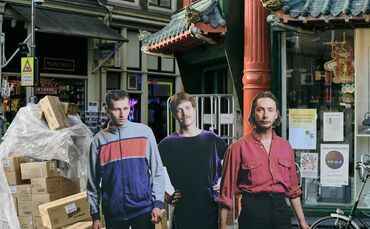 Das niederländische Trio verbindet Post-Punk, Krautrock, New Wave und experimentellen Pop.