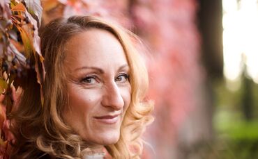 Jazzsängerin Inga Lühning gastiert mit ihrem Quintett im JAK-Keller in Weinstadt.
