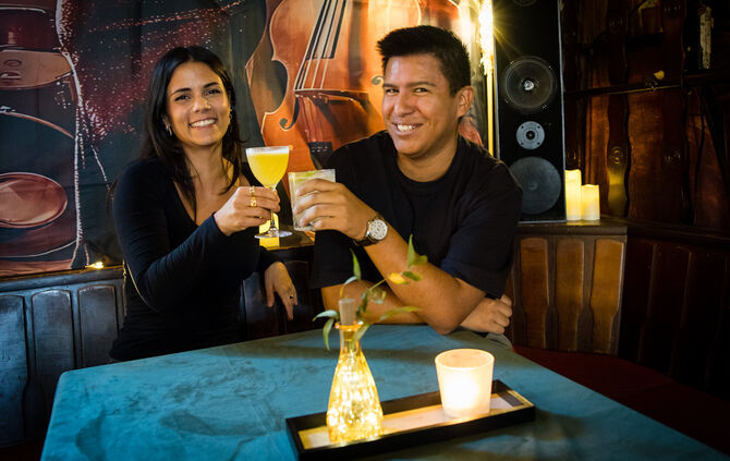 Cheers! Sara Di Salvio und Victor Soldevilla betreiben die Goldente an der Stadtmauer in Winnenden.