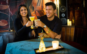 Cheers! Sara Di Salvio und Victor Soldevilla betreiben die Goldente an der Stadtmauer in Winnenden.