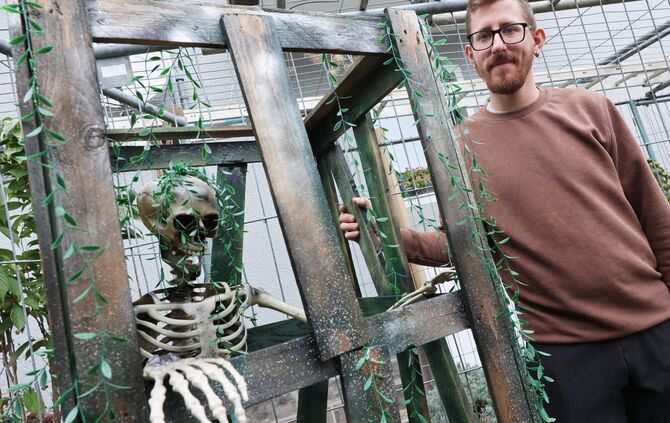 Daniel Dobelmann ist schon im Halloween-Fieber. Er steckt mitten in den Aufbauten seines Halloween-Gartens in der Remsstraße.