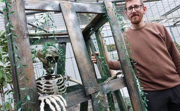 Daniel Dobelmann ist schon im Halloween-Fieber. Er steckt mitten in den Aufbauten seines Halloween-Gartens in der Remsstraße.