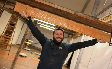 Stefan Groner (38) von der Fußballabteilung Rommelshausen hält stolz eines der Herzstücke in die Höhe: Der "Bruddlertisch" darf 