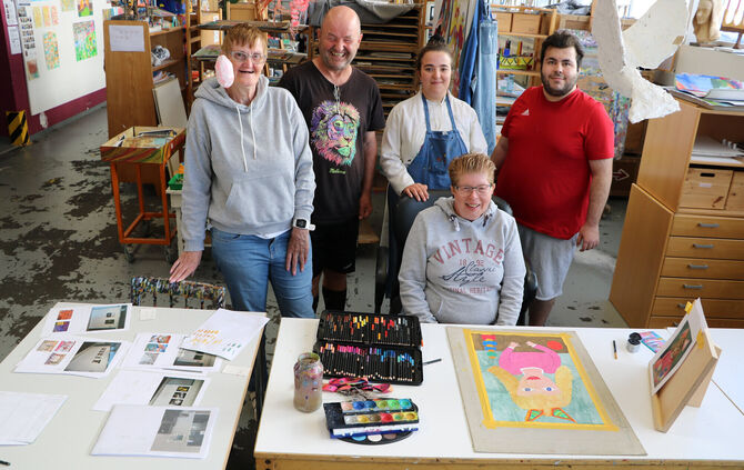 Künstlerinnen und Künstler der Kreativen Werkstatt der Diakonie Stetten in ihrem Atelier in Schorndorf.