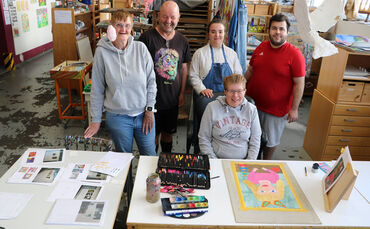 Künstlerinnen und Künstler der Kreativen Werkstatt der Diakonie Stetten in ihrem Atelier in Schorndorf.