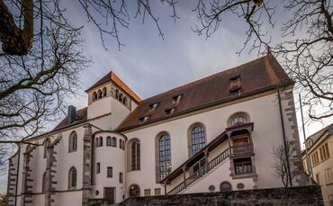 Die Stiftskirche mit dem Freithof in Backnang – Ziel der barrierefreien Stadtführung.