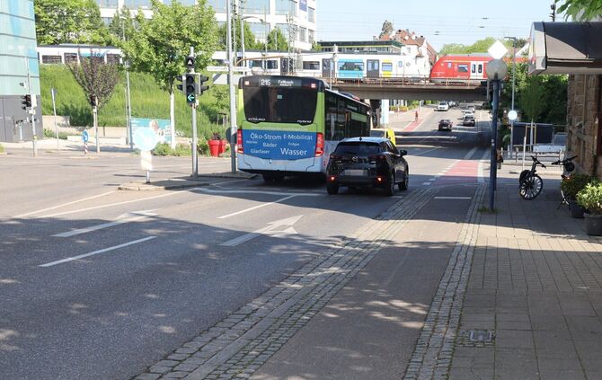 Eine Vollsperrung steht an in der Fellbacher Straße bei der Unterführung - das Foto (Archiv) zeigt die Bahn-Brücke von der Bahnh
