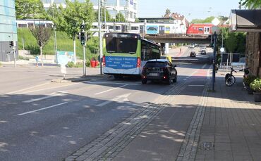 Eine Vollsperrung steht an in der Fellbacher Straße bei der Unterführung - das Foto (Archiv) zeigt die Bahn-Brücke von der Bahnh