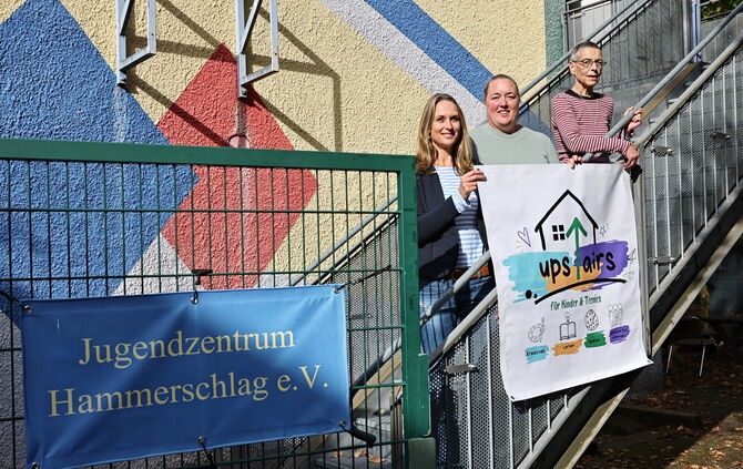Zum "Upstairs" geht es – wie der Name schon verrät – hoch ins Obergeschoss. Esther Dostal, Iris Schaffer und Simone Vestner (v.