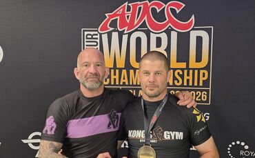 In Krakau konnte Kampfsportler Michael Flathau (rechts), der das Kongs Gym in Schorndorf leitet, sein Können unter Beweis stelle