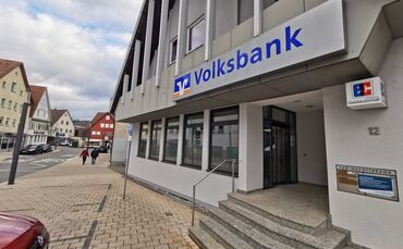 Bis zum Hochwasser vor anderthalb Jahren war hier in Rudersberg die Volksbank beheimatet.