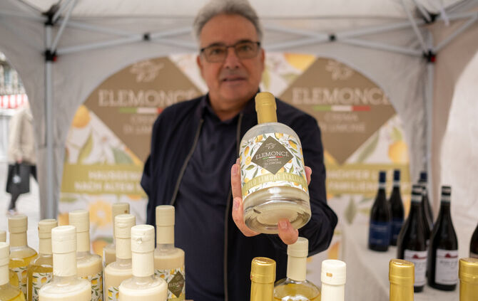 Pasquale Miceli, bekannt in der Schorndorfer Gastro-Szene, ist jetzt mit einem Limoncello-Stand auf dem Wochenmarkt vertreten.