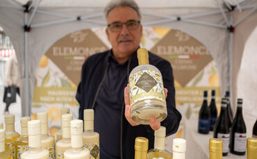 Pasquale Miceli, bekannt in der Schorndorfer Gastro-Szene, ist jetzt mit einem Limoncello-Stand auf dem Wochenmarkt vertreten.