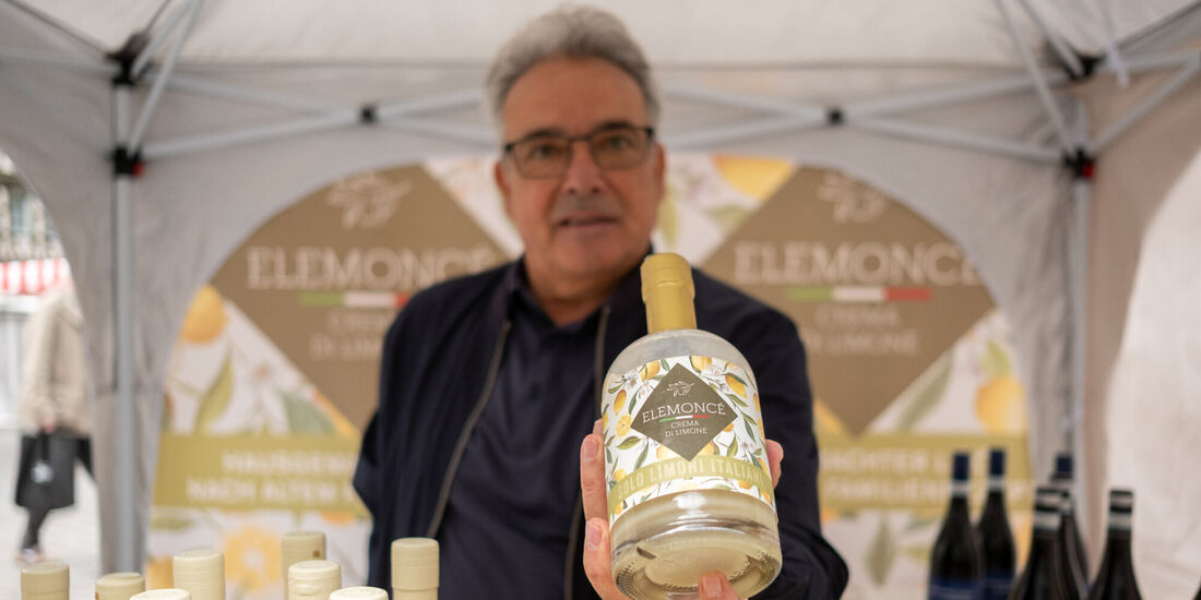 Pasquale Miceli, bekannt in der Schorndorfer Gastro-Szene, ist jetzt mit einem Limoncello-Stand auf dem Wochenmarkt vertreten.