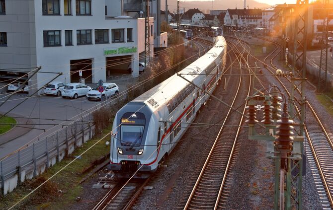 Feine Sache - wenn er nicht ausfällt: Der IC in Schorndorf.