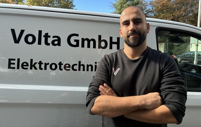 Ivica Maric vor einem Fahrzeug seiner Volta GmbH mit Sitz im Waiblinger Eisental.