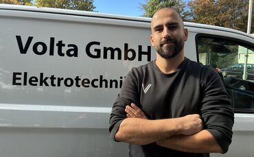 Ivica Maric vor einem Fahrzeug seiner Volta GmbH mit Sitz im Waiblinger Eisental.