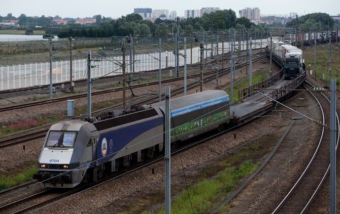 Kleinbus rammt Zug am Kanaltunnel - 19 Verletzte
