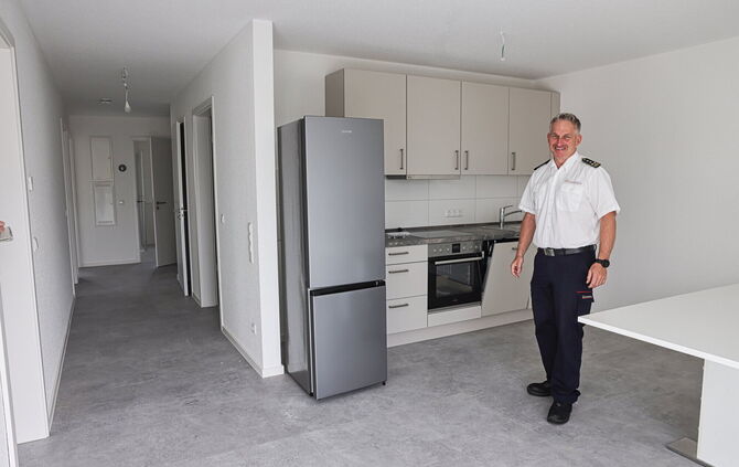 Kommandant Carsten Ohsberger in der nagelneuen Küche der künftigen Feuerwehr-Wohngemeinschaft in Waiblingen.
