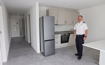 Kommandant Carsten Ohsberger in der nagelneuen Küche der künftigen Feuerwehr-Wohngemeinschaft in Waiblingen.