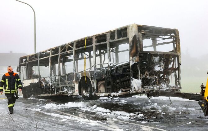 Vollbrand eines Busses - Mehr als 30 Menschen evakuiert
