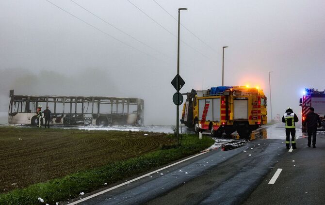 Vollbrand eines Busses - Mehr als 30 Menschen evakuiert