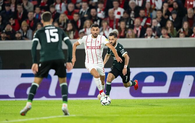 Goldenes Füßchen: Vincenzo Grifo (M) traf per Freistoß zum Freiburger 1:0.