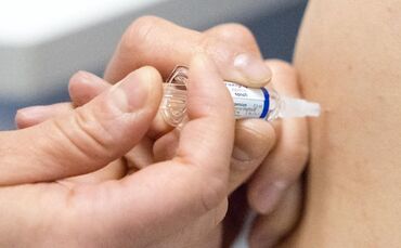 Es nehmen neben vielen öffentlichen Apotheken auch Arztpraxen, Gesundheitsämter, arbeitsmedizinische Dienste und andere Impfstel