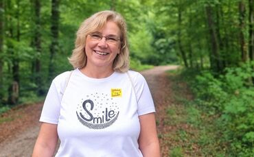 Lachen ist gesund: Lach-Yoga hat Anita Klein nach einigen Schicksalsschlägen geholfen.