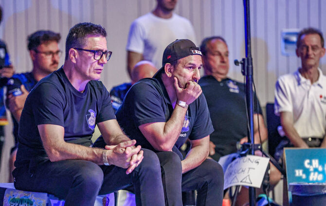 Sehnen die dreiwöchige Pause herbei: Das ASV-Trainerduo Jörg Sänger (li.) und Sedat Sevsay.