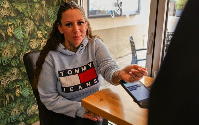 Anja Klöhn (38) aus Winnenden bezahlt mit ihrem Handrücken. Genauer mit einem NFC-Chip, den sie sich dort implantieren ließ.