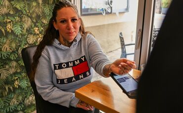 Anja Klöhn (38) aus Winnenden bezahlt mit ihrem Handrücken. Genauer mit einem NFC-Chip, den sie sich dort implantieren ließ.