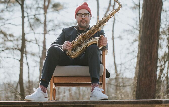 Saxofonist Alexander 'Sandi' Kuhn gastiert mit seinem Quartett im JAK- Keller.